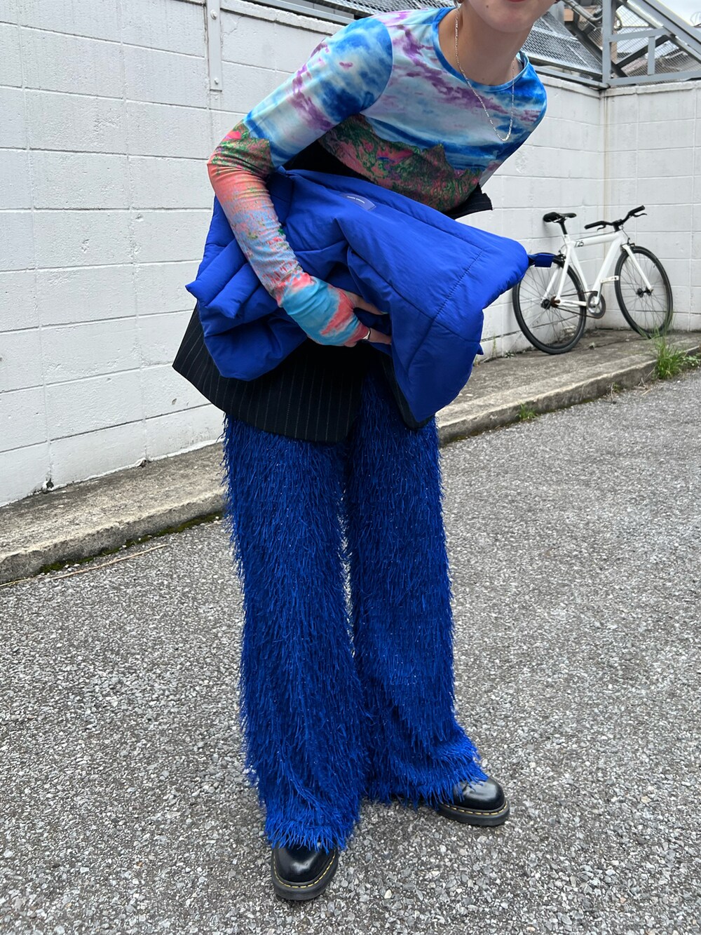 その他のTシャツ/カットソー、ブルー系のその他パンツ、ブルー系のショルダーバッグを着用したレディースの夏コーディネートの2枚目の写真