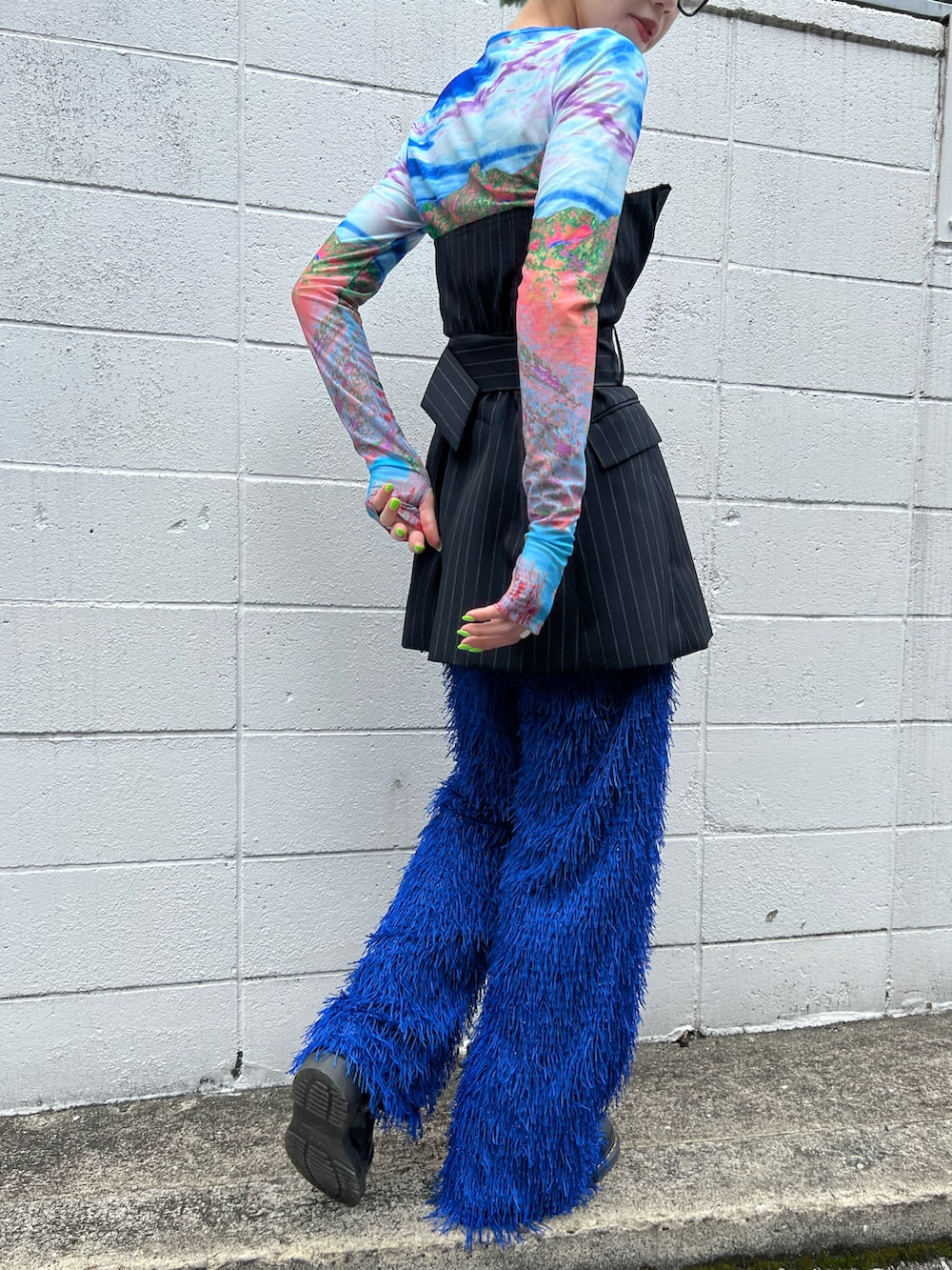 その他のTシャツ/カットソー、ブルー系のその他パンツ、ブルー系のショルダーバッグを着用したレディースの夏コーディネートの3枚目の写真