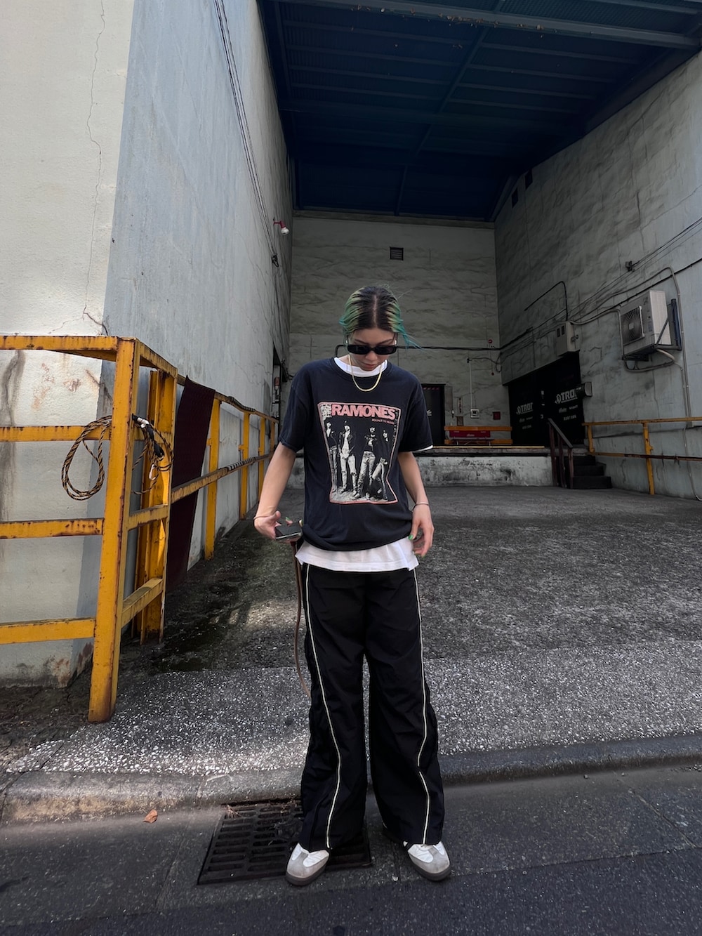 ブラック系のその他パンツ、ホワイト系のスニーカーを着用したレディースの春コーディネートの2枚目の写真