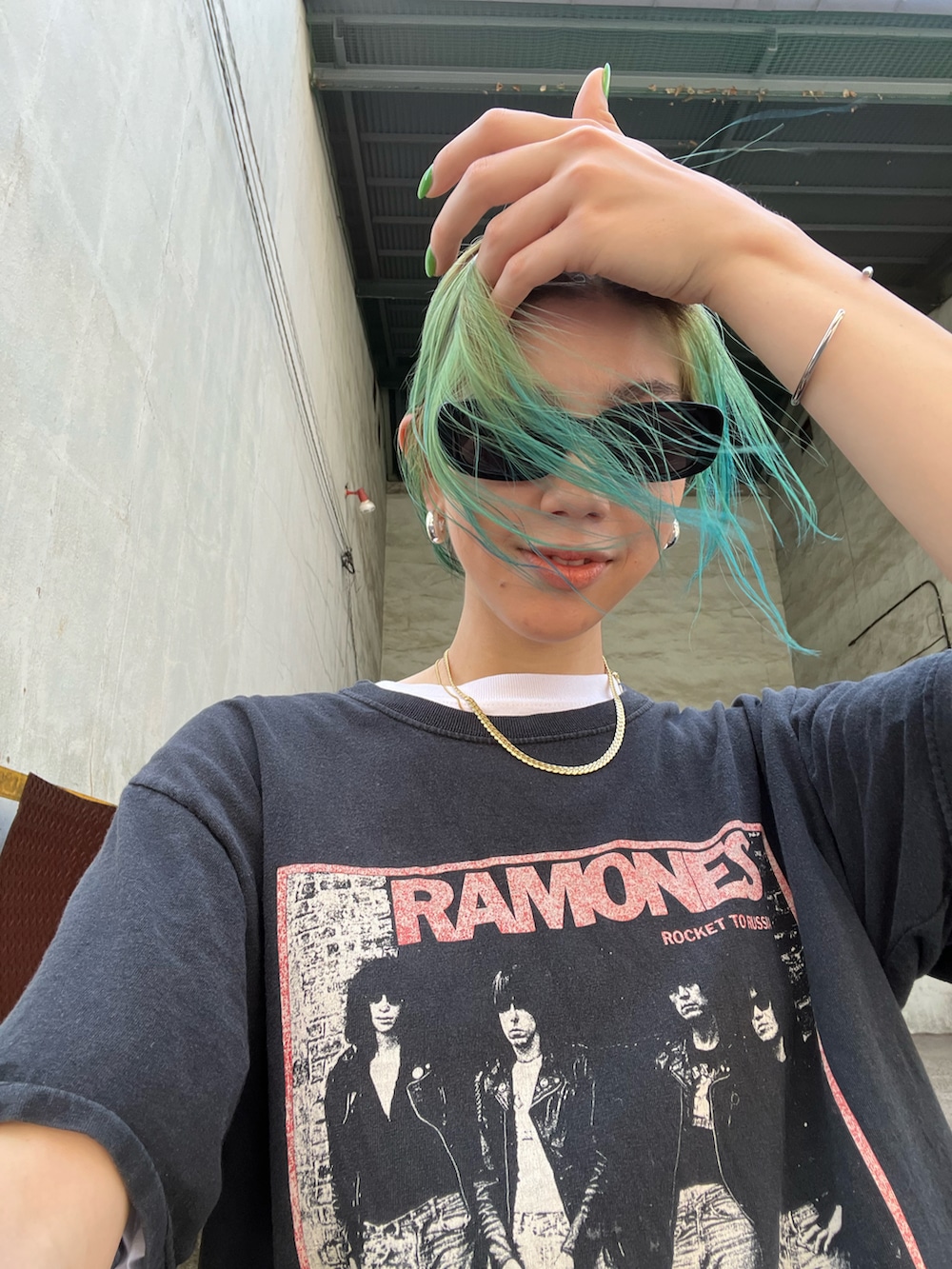 ブラック系のその他パンツ、ホワイト系のスニーカーを着用したレディースの春コーディネートの4枚目の写真