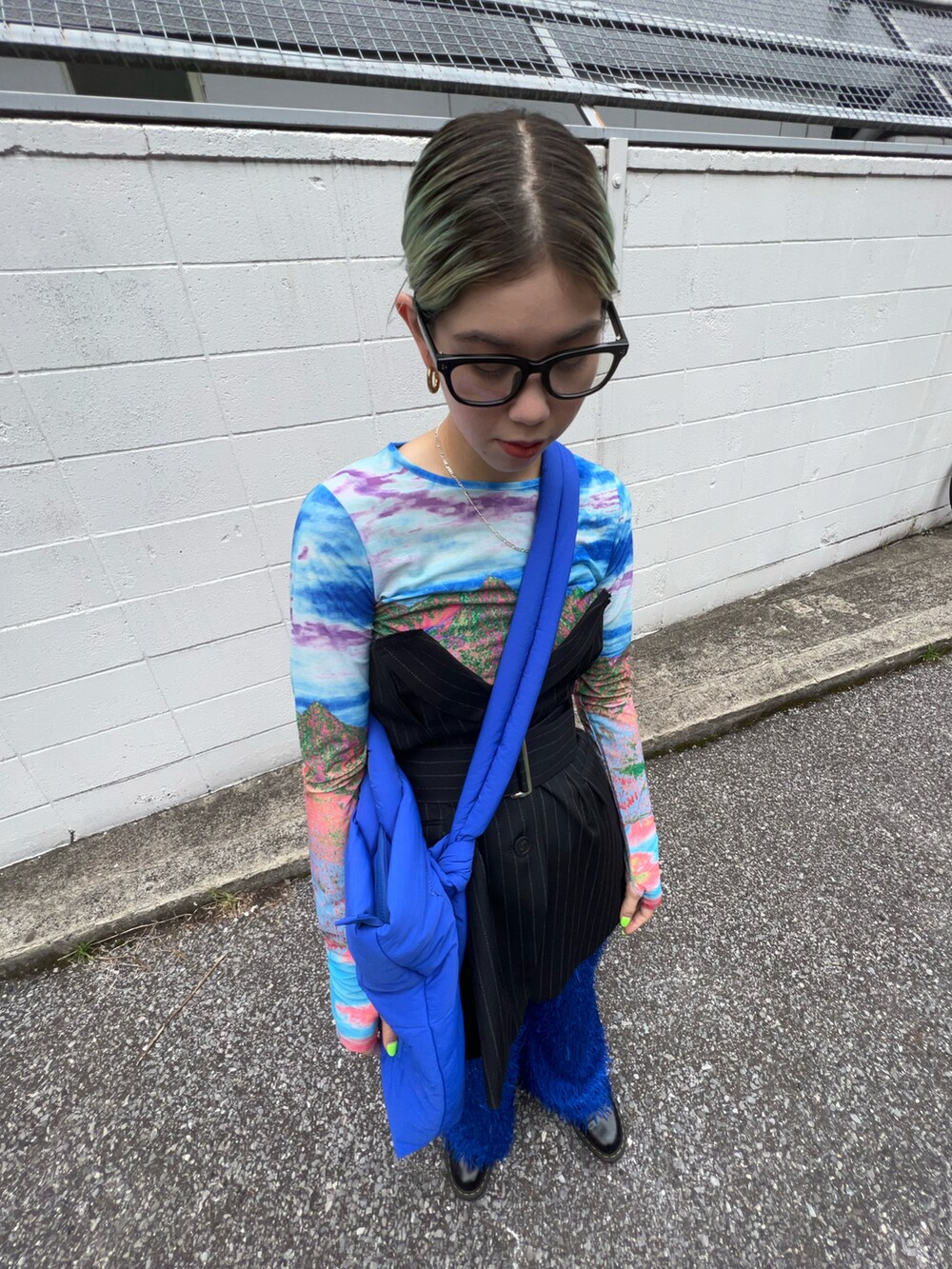 その他のTシャツ/カットソー、ブルー系のその他パンツ、ブルー系のショルダーバッグを着用したレディースの夏コーディネートの4枚目の写真