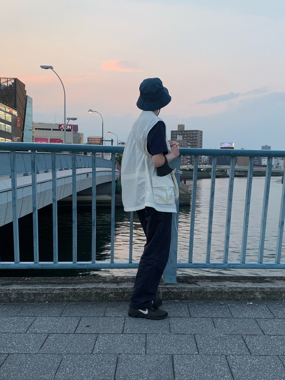 ブルー系のTシャツ/カットソー、ホワイト系のベストを着用したレディースの春コーディネートの2枚目の写真