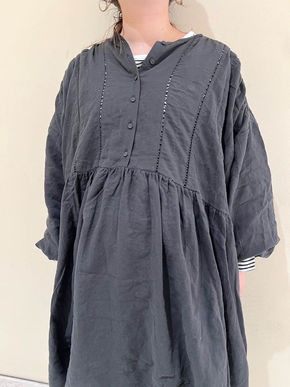 ブラック系のTシャツ/カットソー、グレー系のチュニック、グリーン系のその他パンツを着用したレディースの冬コーディネートの2枚目の写真