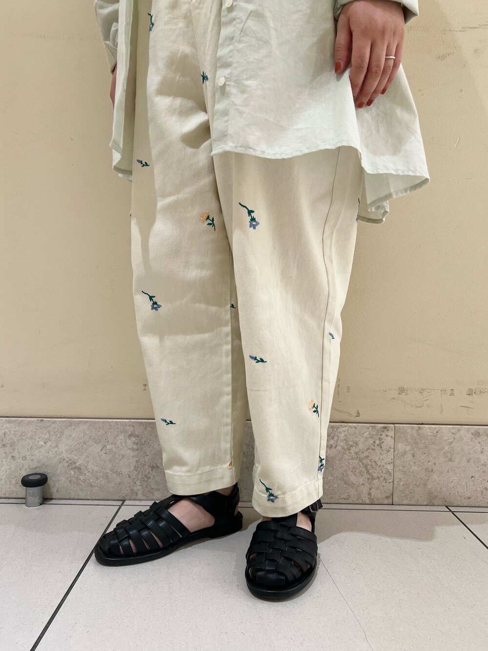 「サマンサ モスモス(Samansa Mos2)、SM2、カンカン帽、デニム、刺繍デニム、チュニック、Tシャツ、ピーターラビット、淡色コーデ、低身長、ootd、リラックススタイル、ママコーデ、30代コーデ、メッシュサンダル」｜「🧵シャポー船橋店 公式Instagramのアイテム（その他、その他）」を使った、satomiさん（レディース・152cm）の夏コーディネートの3枚目の写真