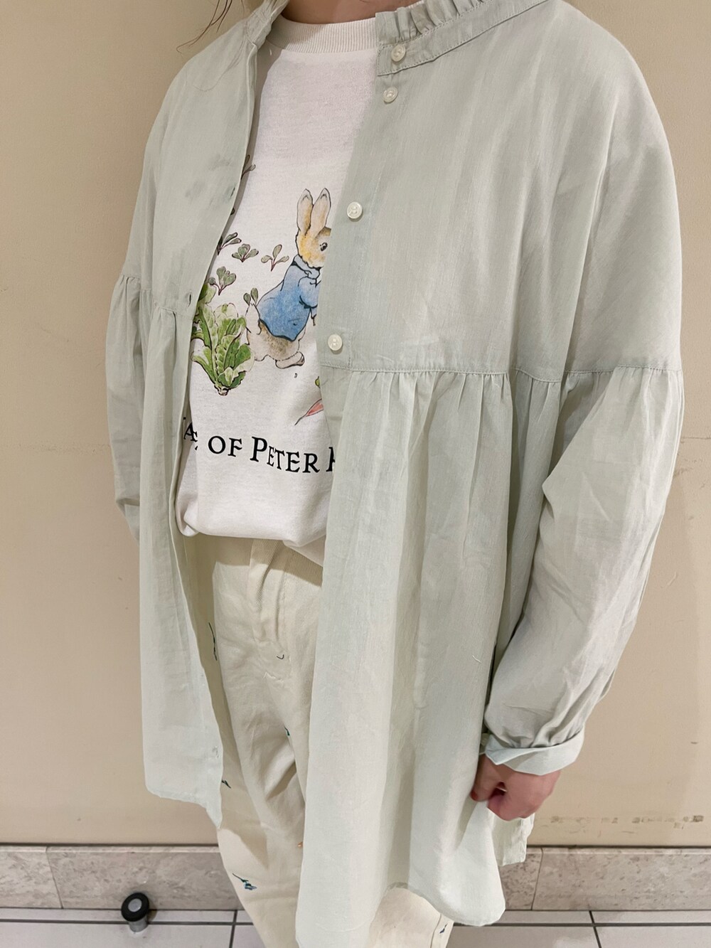 「サマンサ モスモス(Samansa Mos2)、SM2、カンカン帽、デニム、刺繍デニム、チュニック、Tシャツ、ピーターラビット、淡色コーデ、低身長、ootd、リラックススタイル、ママコーデ、30代コーデ、メッシュサンダル」｜「🧵シャポー船橋店 公式Instagramのアイテム（その他、その他）」を使った、satomiさん（レディース・152cm）の夏コーディネートの2枚目の写真