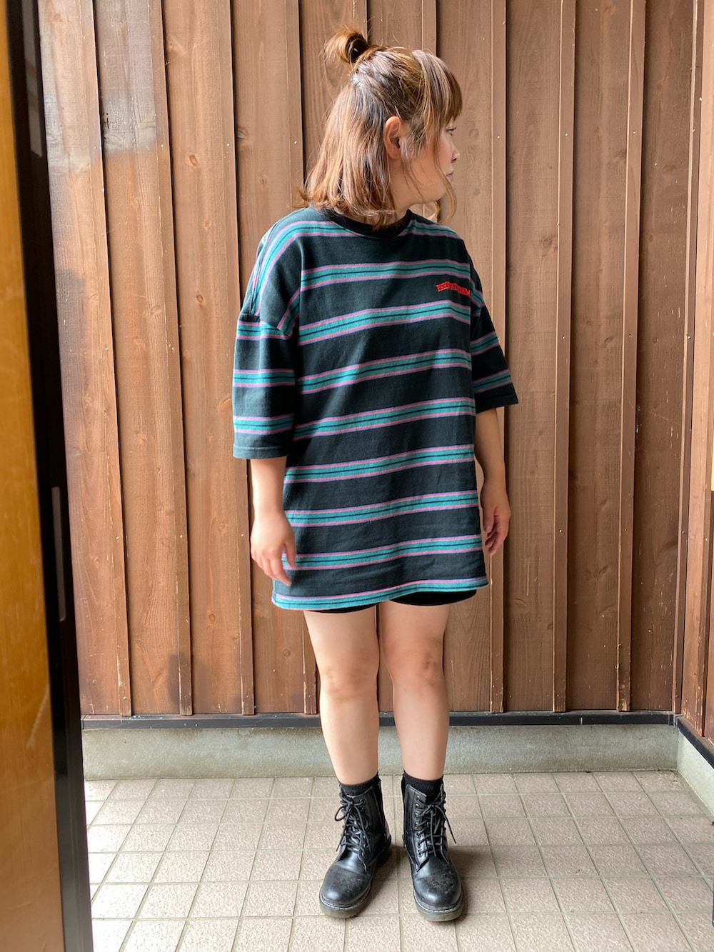 ブラック系のTシャツ/カットソー、ブラック系のスウェットパンツを着用したレディースの夏コーディネートの3枚目の写真