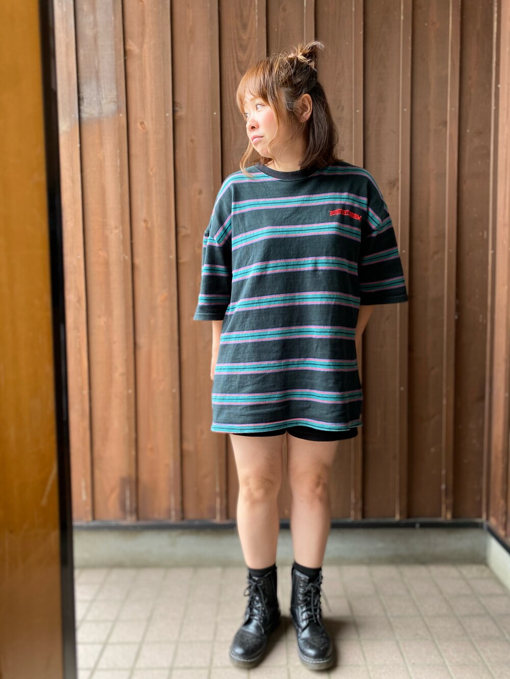 ブラック系のTシャツ/カットソー、ブラック系のスウェットパンツを着用したレディースの夏コーディネートの2枚目の写真