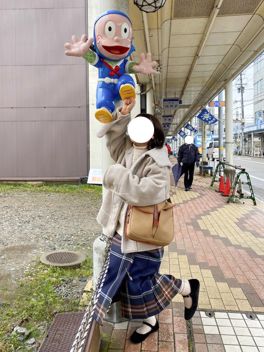 ホワイト系のニット/セーター、ブルー系のスカート、ブラック系のパンプスを着用したレディースの春コーディネートの2枚目の写真