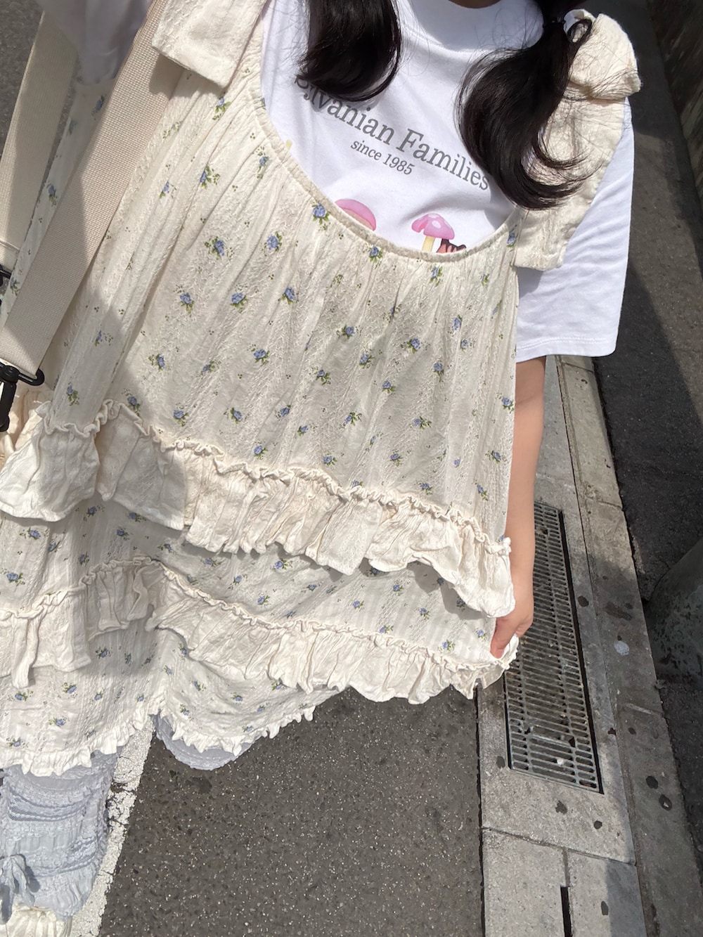 ブルー系のワンピース、ホワイト系のバックパック/リュック、ブルー系のその他パンツを着用したレディースの夏コーディネートの2枚目の写真