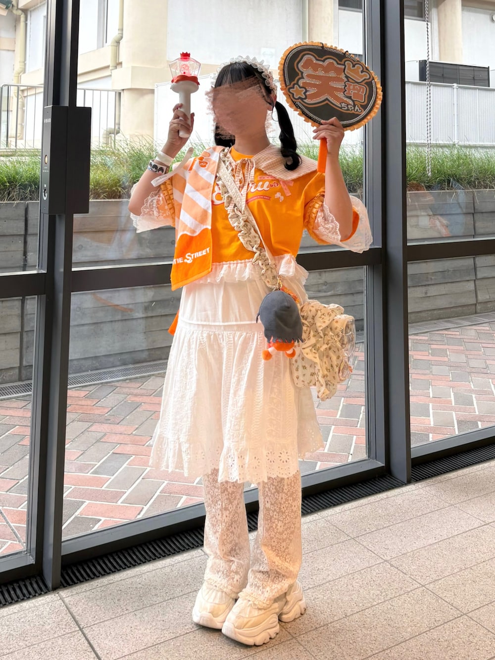 ホワイト系のその他パンツ、イエロー系のショルダーバッグ、ホワイト系のワンピースを着用したレディースの秋コーディネートの2枚目の写真