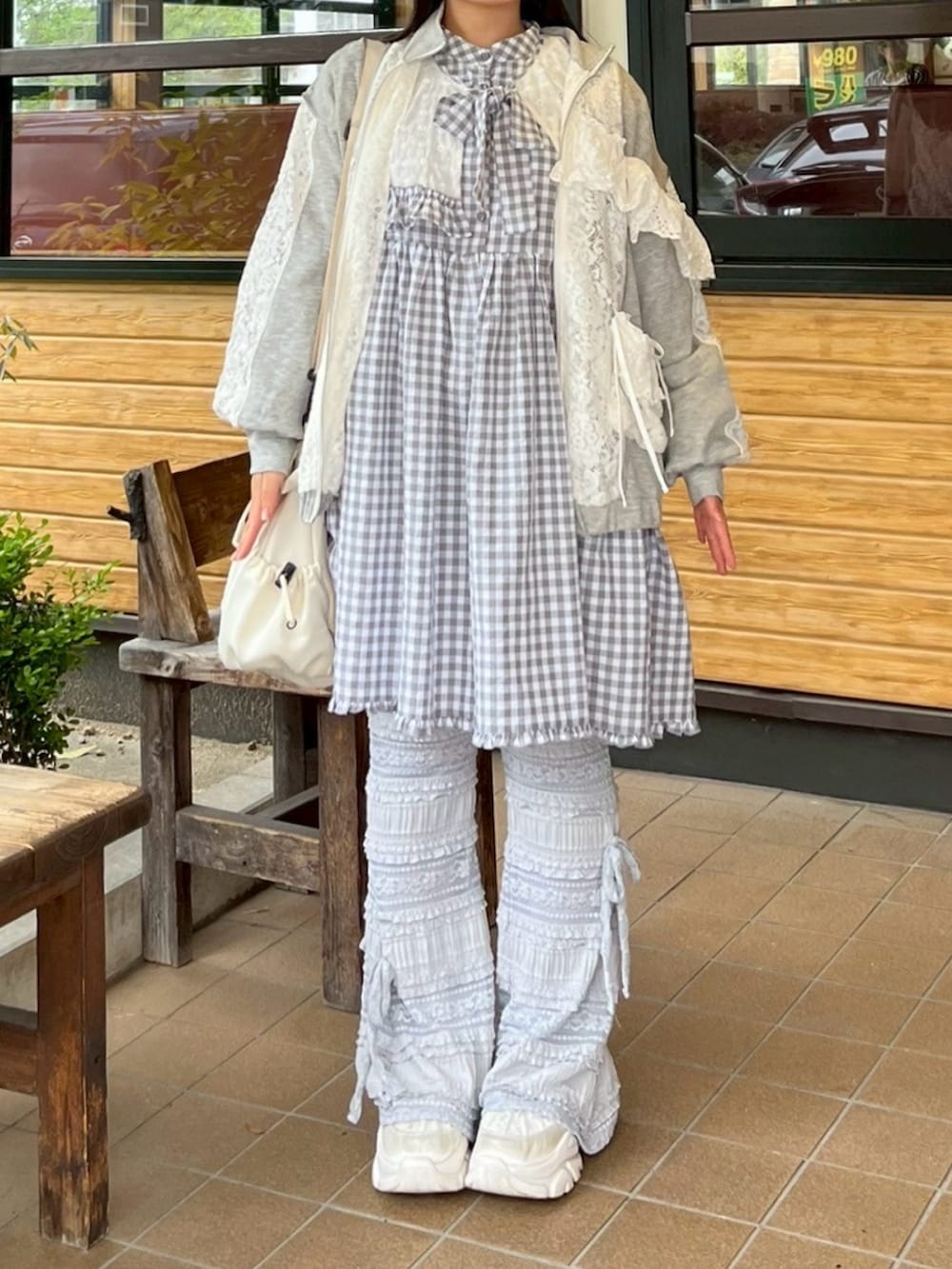 ホワイト系のバックパック/リュック、グレー系のジャージ、グレー系のワンピースを着用したレディースの春コーディネートの2枚目の写真