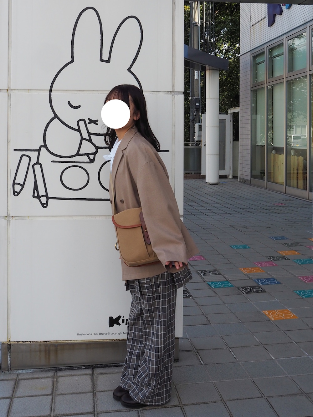 グリーン系のショルダーバッグ、ホワイト系のシャツ/ブラウス、ホワイト系のベストを着用したレディースの秋コーディネートの2枚目の写真