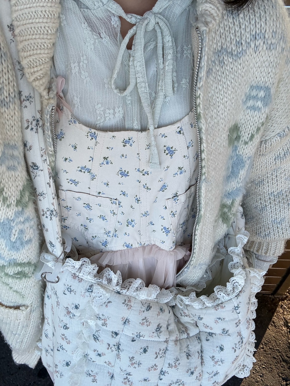 グリーン系のTシャツ/カットソー、ピンク系のワンピース、ブルー系のショルダーバッグを着用したレディースの春コーディネートの2枚目の写真