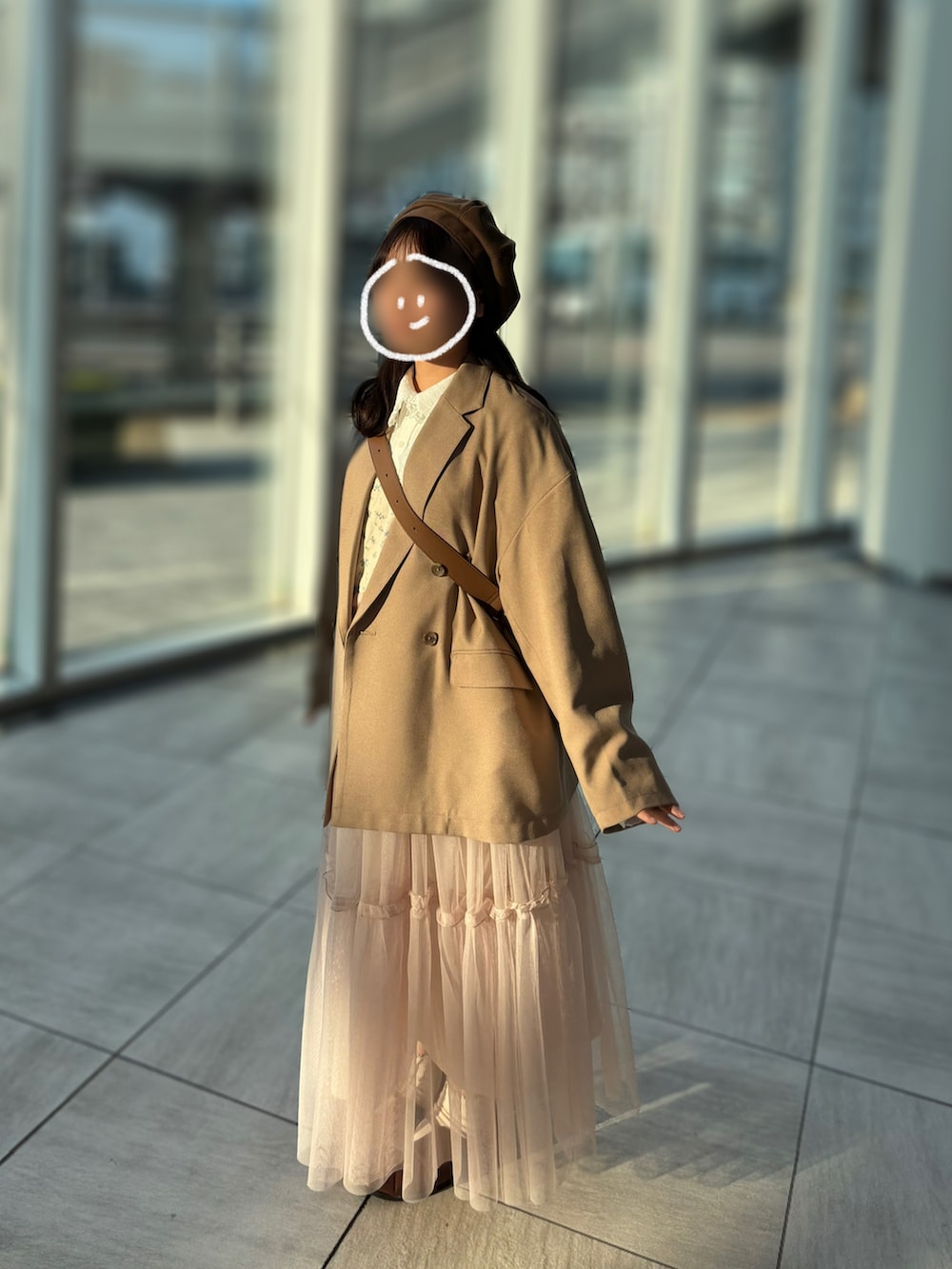 ピンク系のワンピース、ベージュ系のセットアップ、ブラウン系のショルダーバッグを着用したレディースの春コーディネートの2枚目の写真