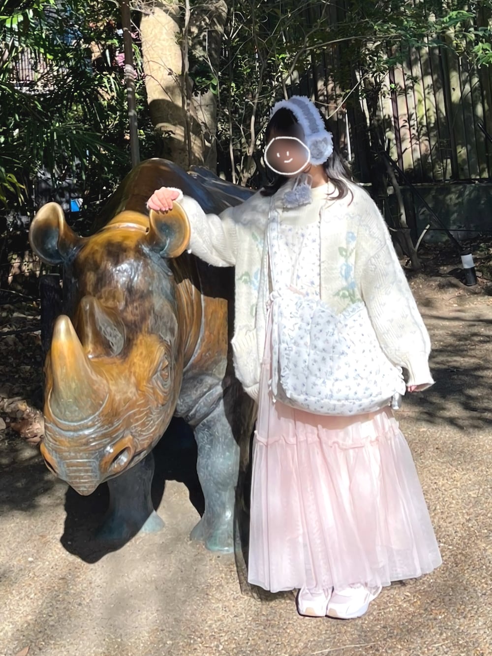 ピンク系のワンピース、ブルー系のショルダーバッグ、ブルー系のカーディガン/ボレロを着用したレディースの冬コーディネートの2枚目の写真