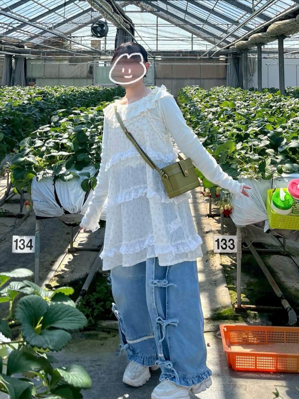 ホワイト系のTシャツ/カットソー、ブルー系のデニムパンツ、ホワイト系のチュニックを着用したレディースの春コーディネートの2枚目の写真