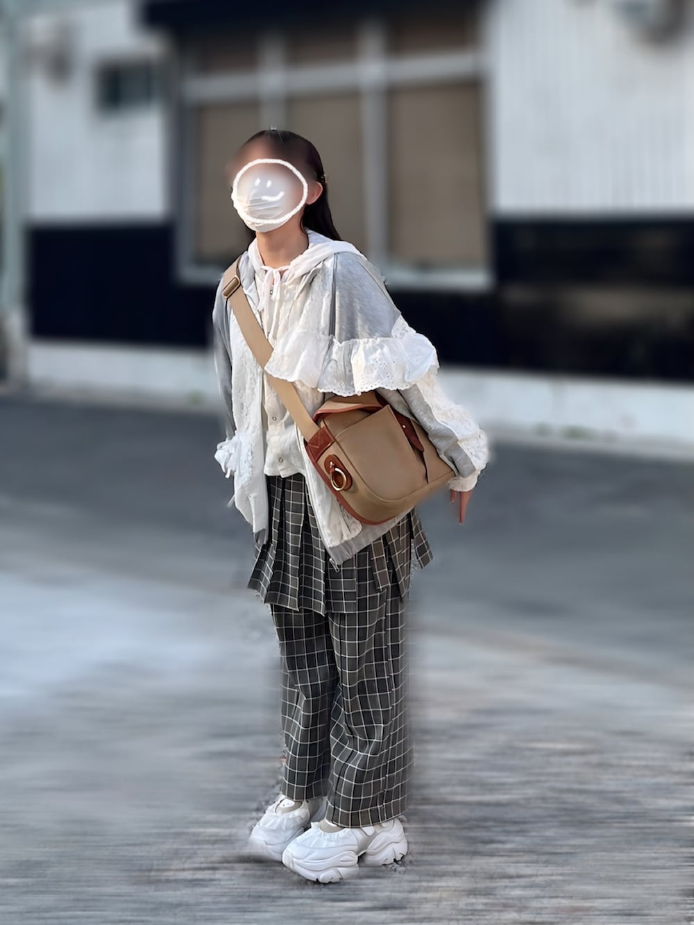 グレー系のジャージ、ホワイト系のTシャツ/カットソー、ホワイト系のカーディガン/ボレロを着用したレディースの春コーディネートの2枚目の写真