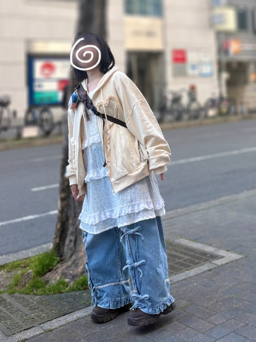 ホワイト系のTシャツ/カットソー、ブルー系のデニムパンツ、ブラウン系のスニーカーを着用したレディースの冬コーディネートの2枚目の写真