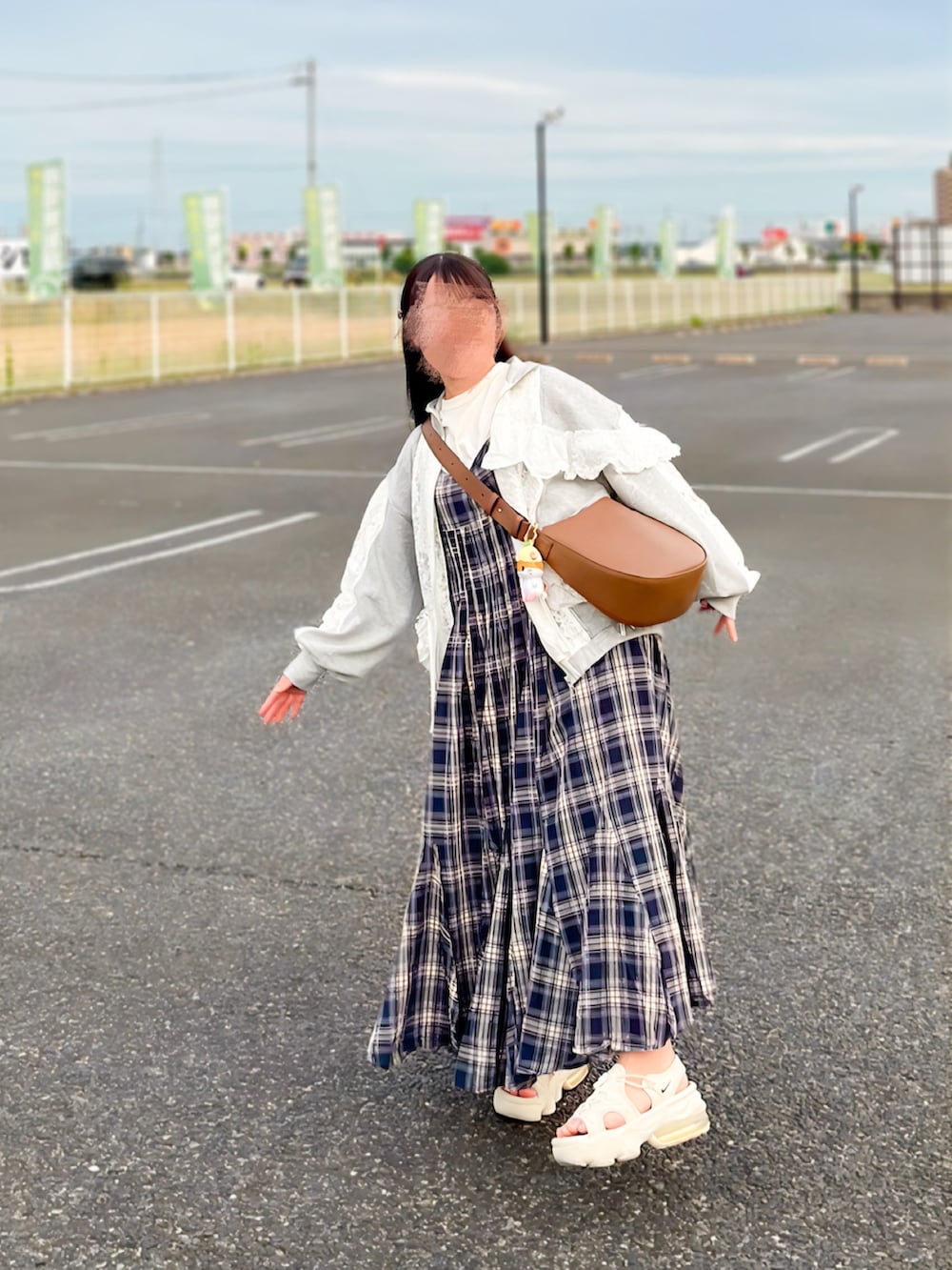 ベージュ系のサンダル、ブラウン系のショルダーバッグ、その他のワンピースを着用したレディースの夏コーディネートの2枚目の写真