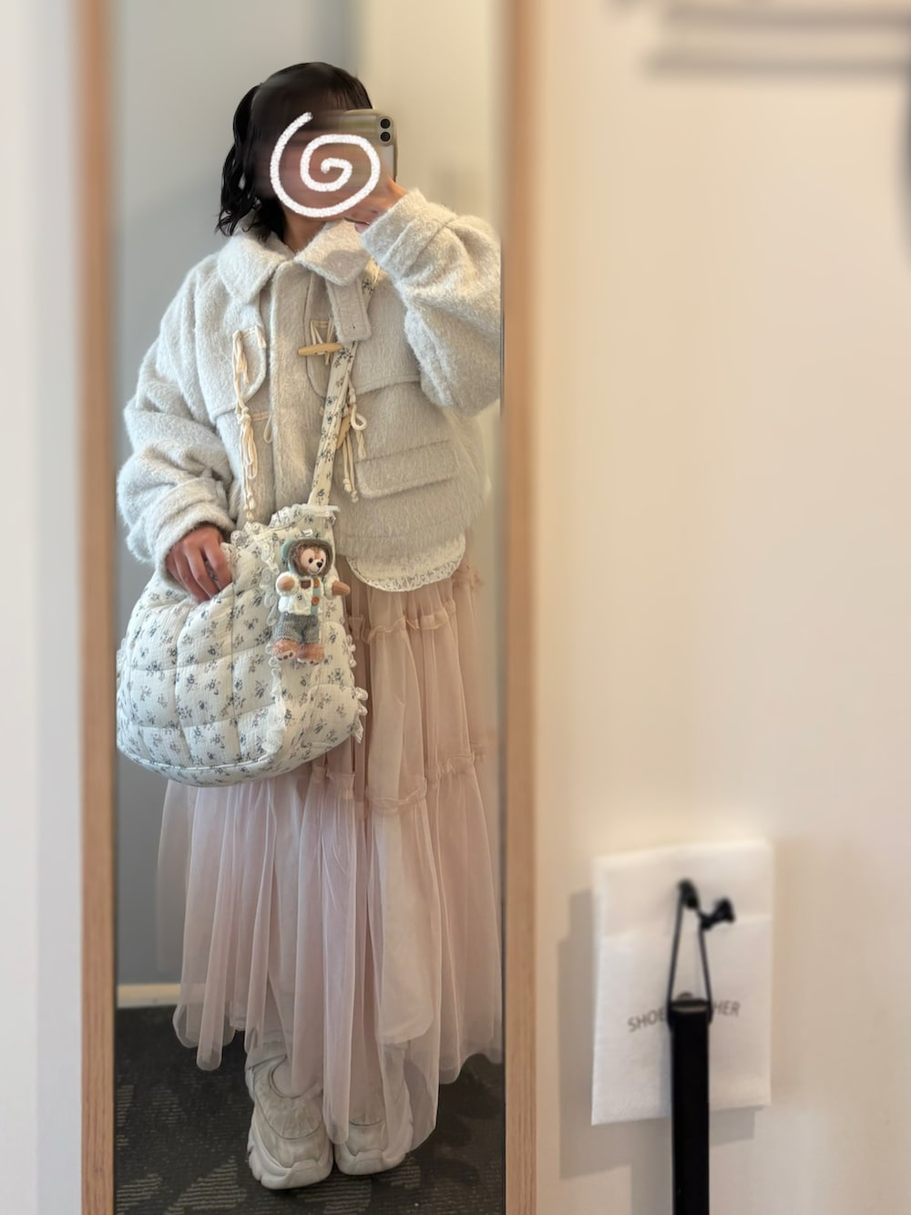 ホワイト系のTシャツ/カットソー、ピンク系のワンピース、ブルー系のショルダーバッグを着用したレディースの冬コーディネートの2枚目の写真