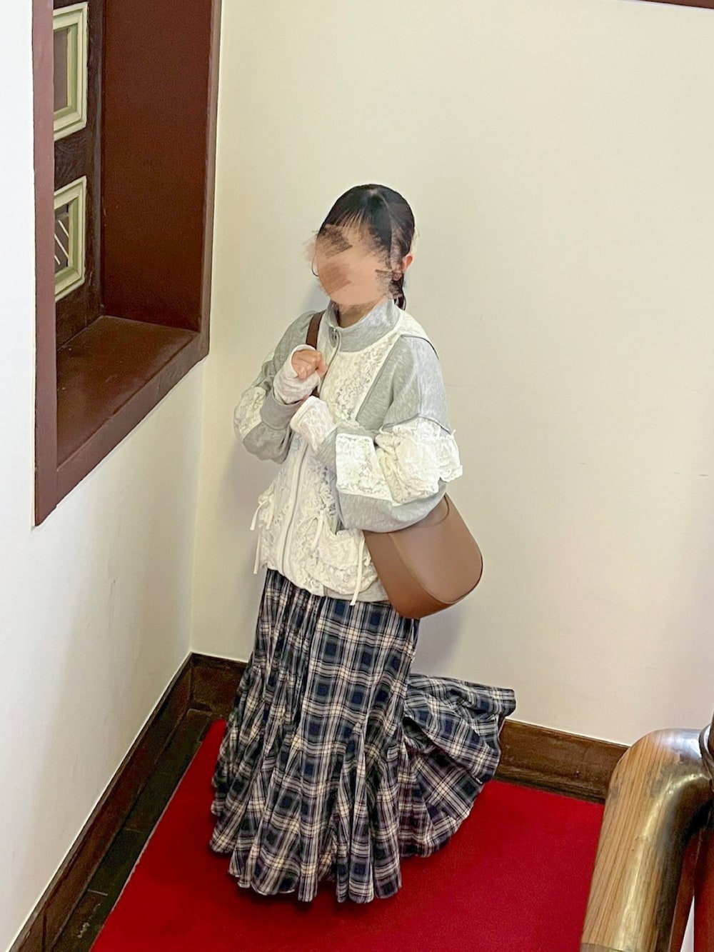 その他のワンピース、グレー系のジャージ、ブラウン系のショルダーバッグを着用したレディースの春コーディネートの3枚目の写真