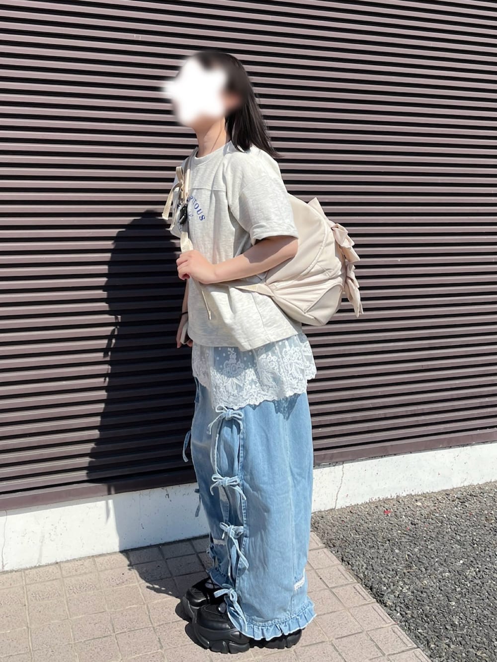 ブラック系のスニーカー、グレー系のTシャツ/カットソー、ホワイト系のTシャツ/カットソーを着用したレディースの夏コーディネートの2枚目の写真
