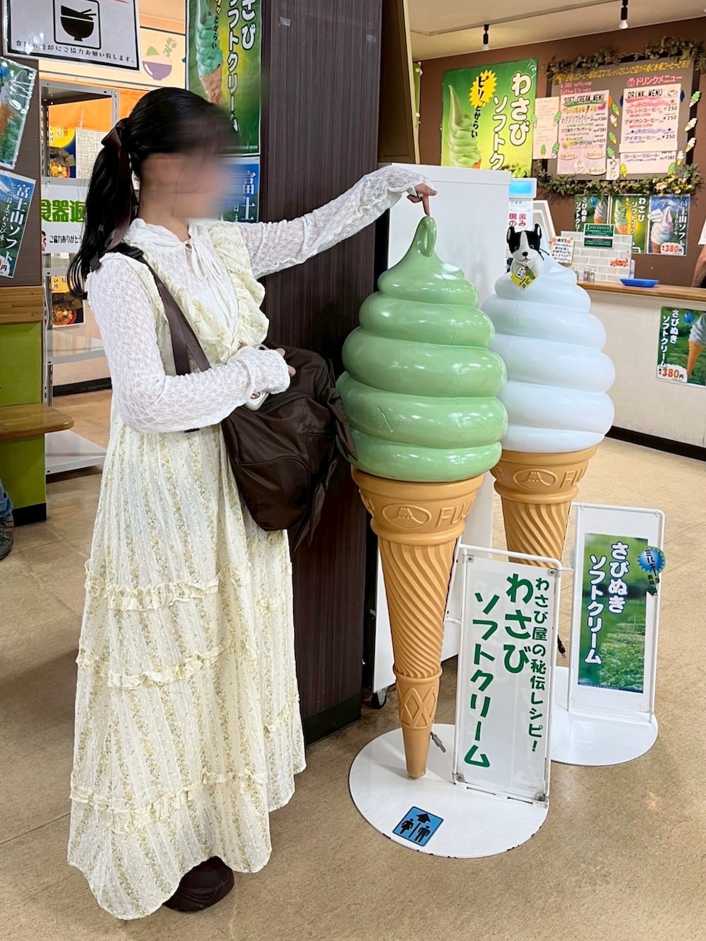 ホワイト系のTシャツ/カットソー、ブラウン系のショルダーバッグ、イエロー系のワンピースを着用したレディースの秋コーディネートの2枚目の写真