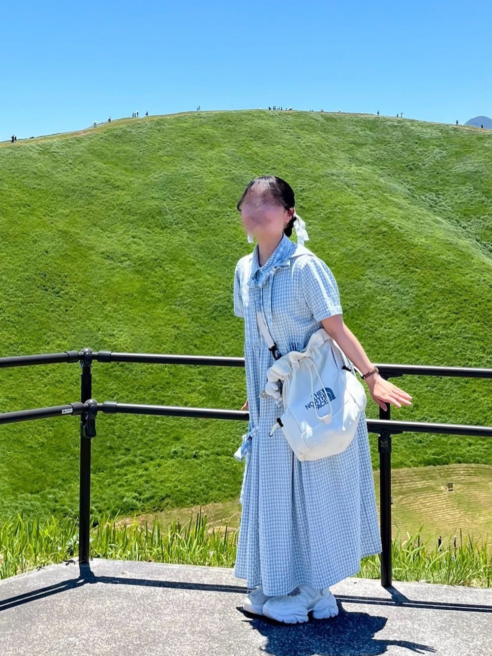 ホワイト系のバックパック/リュック、ブルー系のワンピース、ホワイト系のスニーカーを着用したレディースの夏コーディネートの2枚目の写真