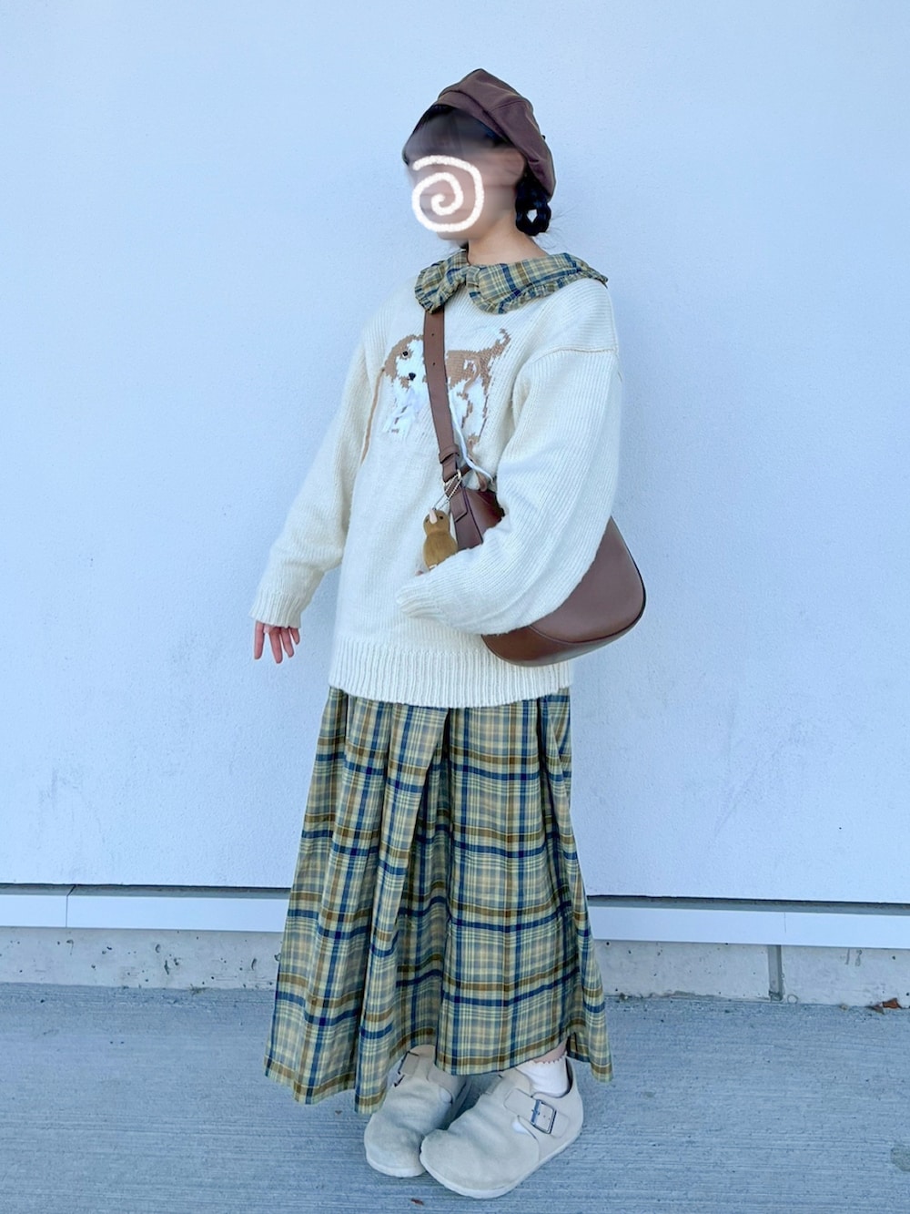 ホワイト系のニット/セーター、イエロー系のワンピース、ブラウン系のショルダーバッグを着用したレディースの秋コーディネートの2枚目の写真