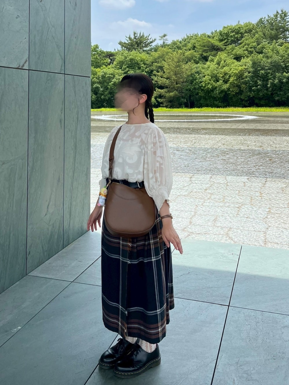 ホワイト系のTシャツ/カットソー、ブラウン系のショルダーバッグ、ブルー系のスカートを着用したレディースの夏コーディネートの2枚目の写真