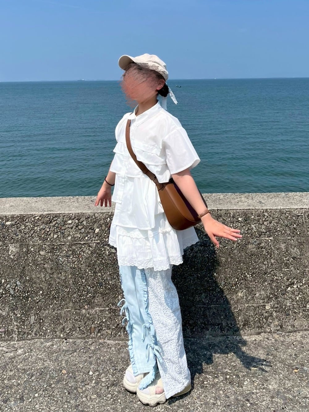 「idem、merry jenny、メリージェニー、birthdayroom、U.S.POLO ASSN.、デニムパンツ、夏コーデ、お出かけコーデ、休日スタイル、低身長、低身長コーデ」｜「idemの【ZOZOTOWN限定】asymmetry frill short sleeve shirt/半袖フリルシャツ（シャツ/ブラウス、ホワイト系）」を使った、🍮さん（骨格ストレート・レディース・147cm）の夏コーディネートの2枚目の写真