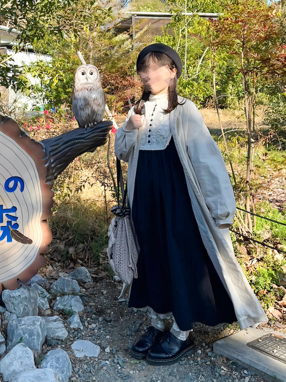 ホワイト系のその他アウター、ブラック系のワンピース、ベージュ系のハンドバッグを着用したレディースの春コーディネートの2枚目の写真