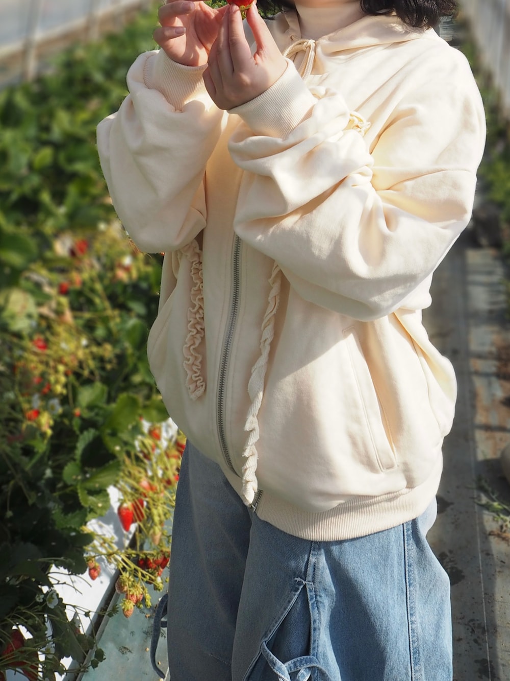 ホワイト系のサンダル、ホワイト系のブルゾン、ブラウン系のショルダーバッグを着用したレディースの冬コーディネートの3枚目の写真