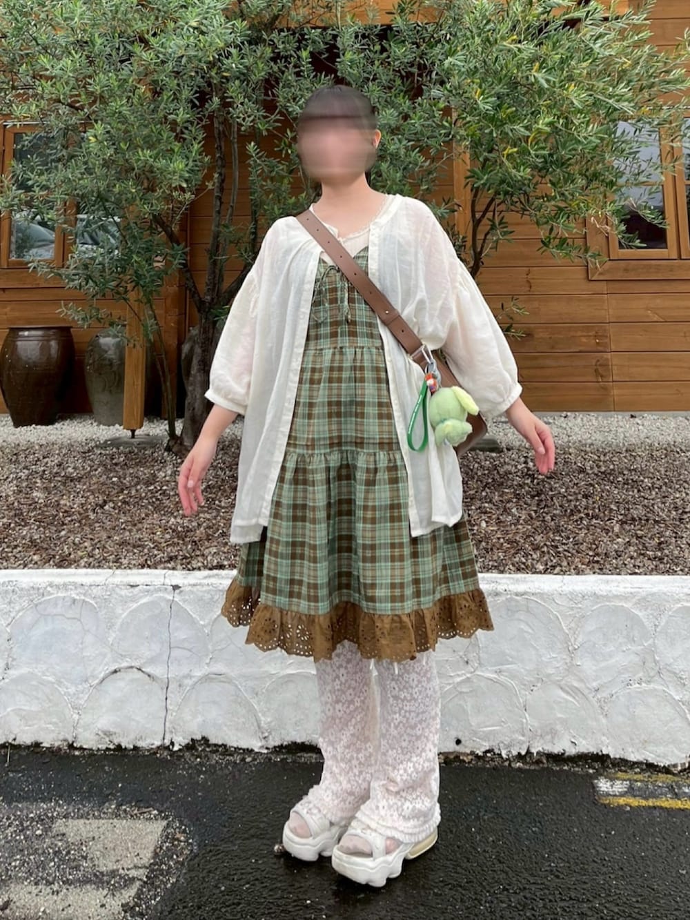 ホワイト系のその他パンツ、グリーン系のワンピース、ベージュ系のサンダルを着用したレディースの秋コーディネートの2枚目の写真