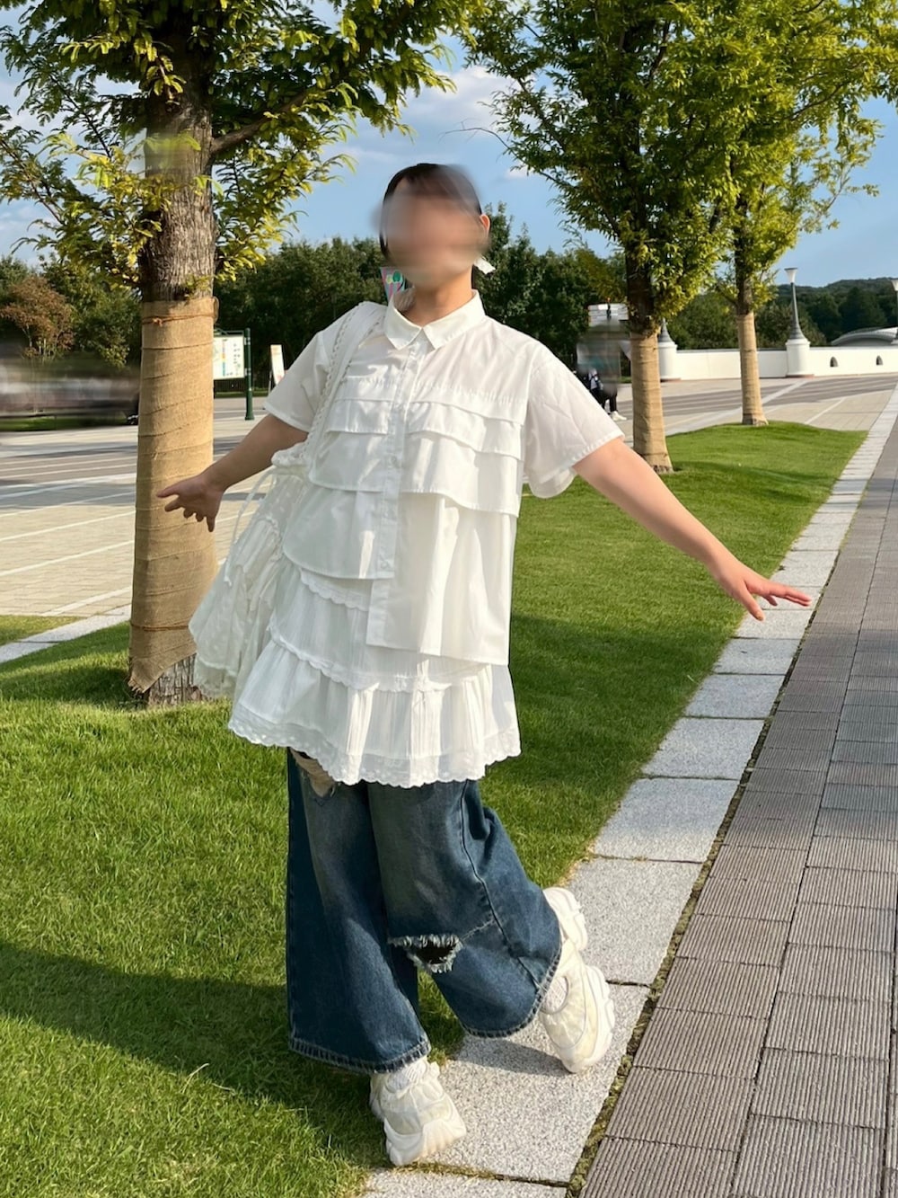 ホワイト系のシャツ/ブラウス、ホワイト系のバッグ、ホワイト系のスカートを着用したレディースの秋コーディネートの2枚目の写真