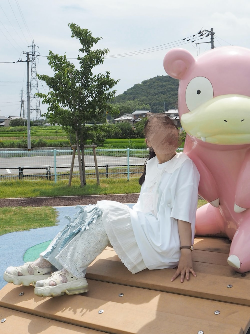 ホワイト系のTシャツ/カットソー、ホワイト系のバックパック/リュック、ホワイト系のスカートを着用したレディースの夏コーディネートの2枚目の写真