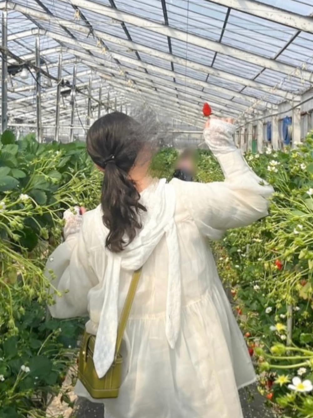 ホワイト系のTシャツ/カットソー、ホワイト系のチュニック、グリーン系のショルダーバッグを着用したレディースの春コーディネートの2枚目の写真