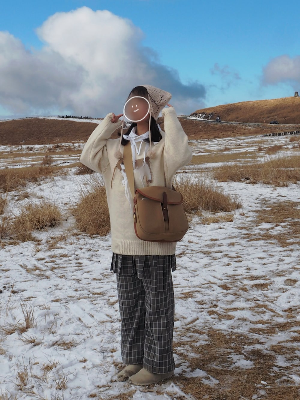 グリーン系のショルダーバッグ、ホワイト系のシャツ/ブラウス、ホワイト系のニット/セーターを着用したレディースの冬コーディネートの2枚目の写真