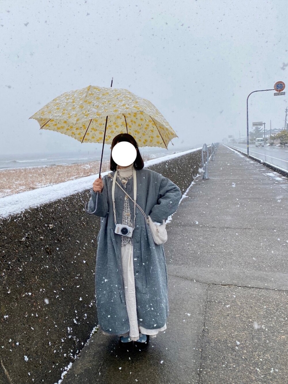 グリーン系のショルダーバッグ、グレー系のその他アウター、ホワイト系のベストを着用したレディースの春コーディネートの2枚目の写真