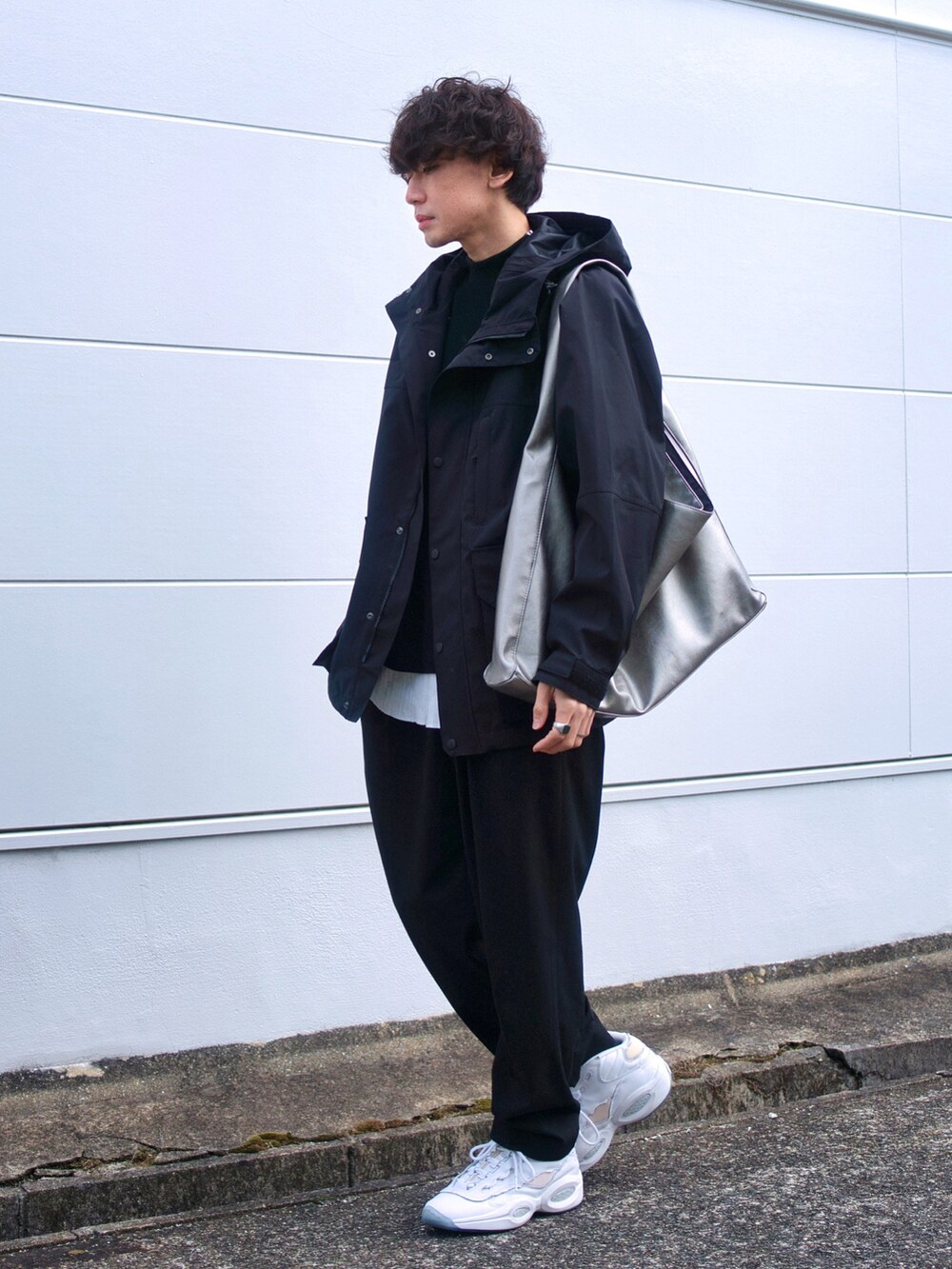 「冬コーデ、GU、モノトーン、スニーカー、スラックス、ニット、トートバッグ、レイヤードスタイル」｜「UNIQLOのアイテム（スラックス、ブラック系）」を使った、PEEYANさん（骨格ウェーブ・メンズ・180cm）の冬コーディネートの2枚目の写真