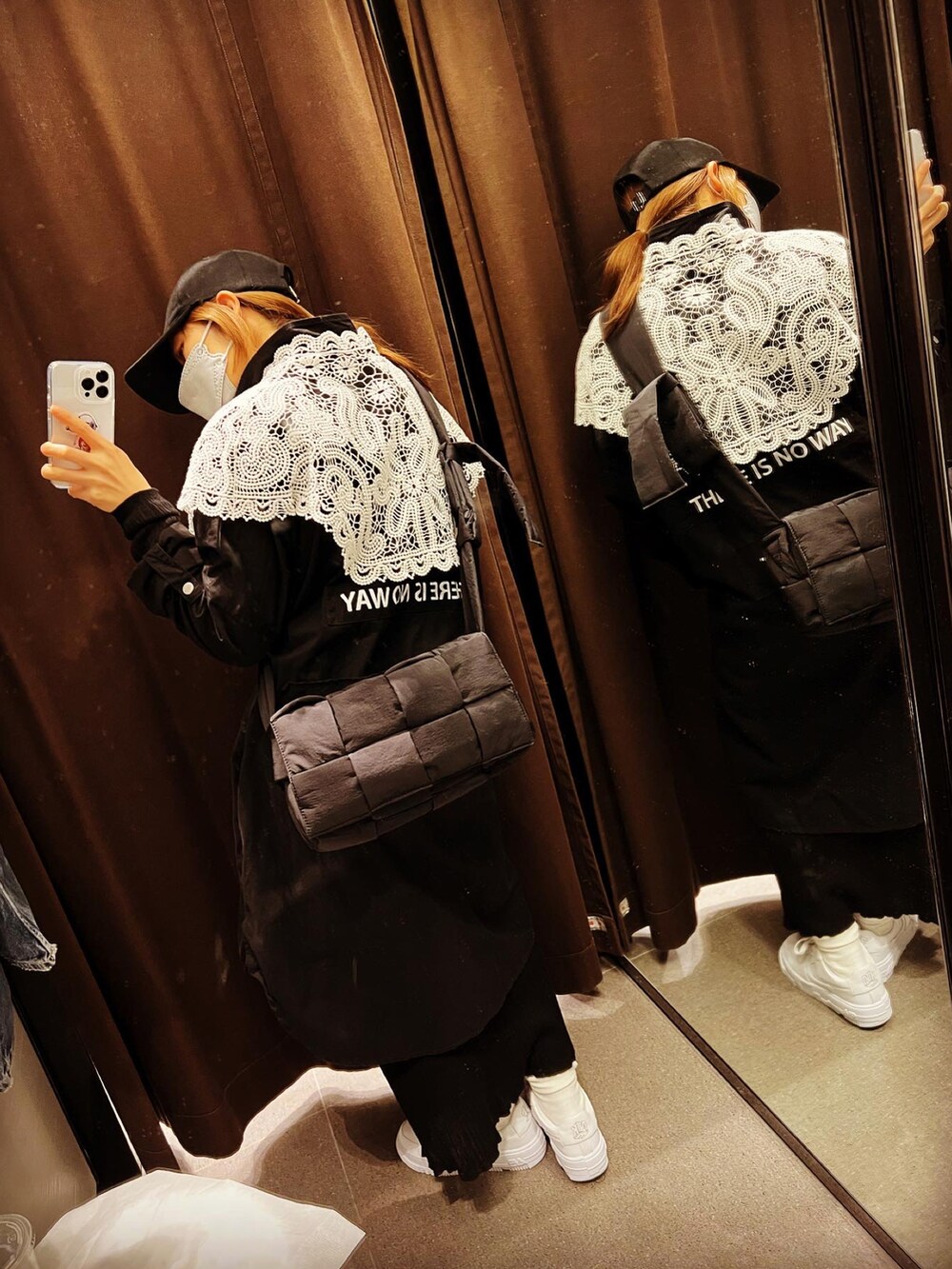 ブラック系のワンピース、ホワイト系のスニーカー、ブラック系のショルダーバッグを着用したレディースの春コーディネートの3枚目の写真