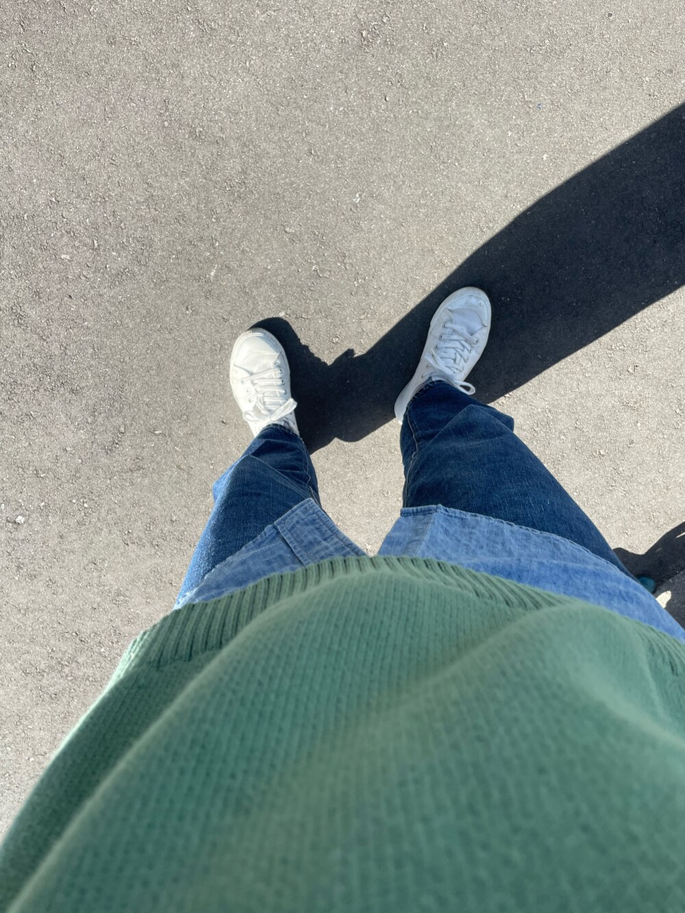 グリーン系のニット/セーターを着用したレディースの春コーディネートの2枚目の写真