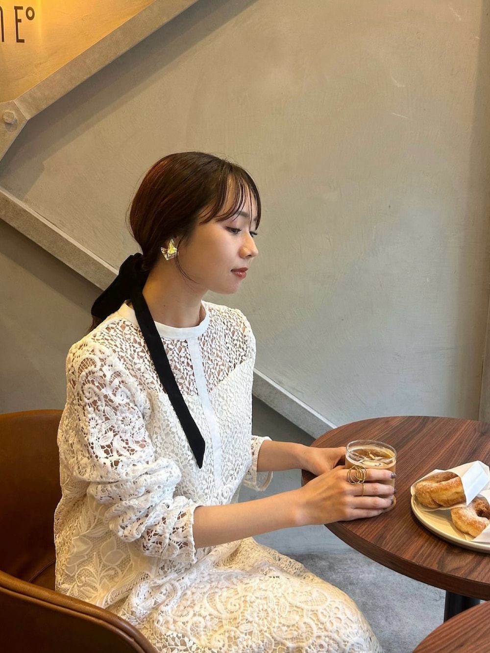 ホワイト系のワンピース、ブラック系のバッグを着用したレディースの秋コーディネートの3枚目の写真