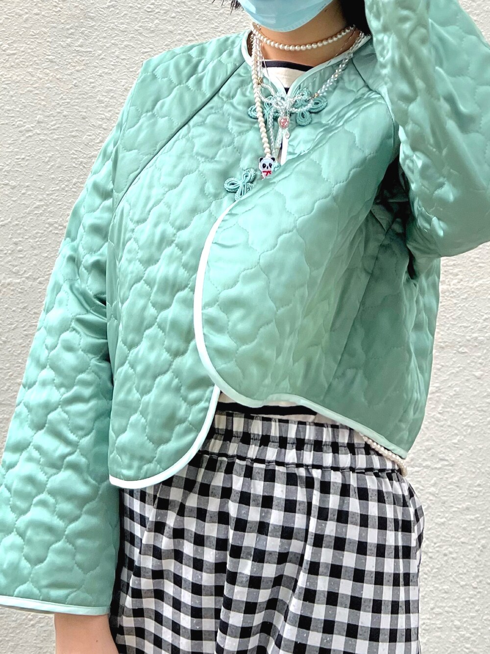 レッド系のブルゾン、ブラック系のスカートを着用したレディースの冬コーディネートの2枚目の写真