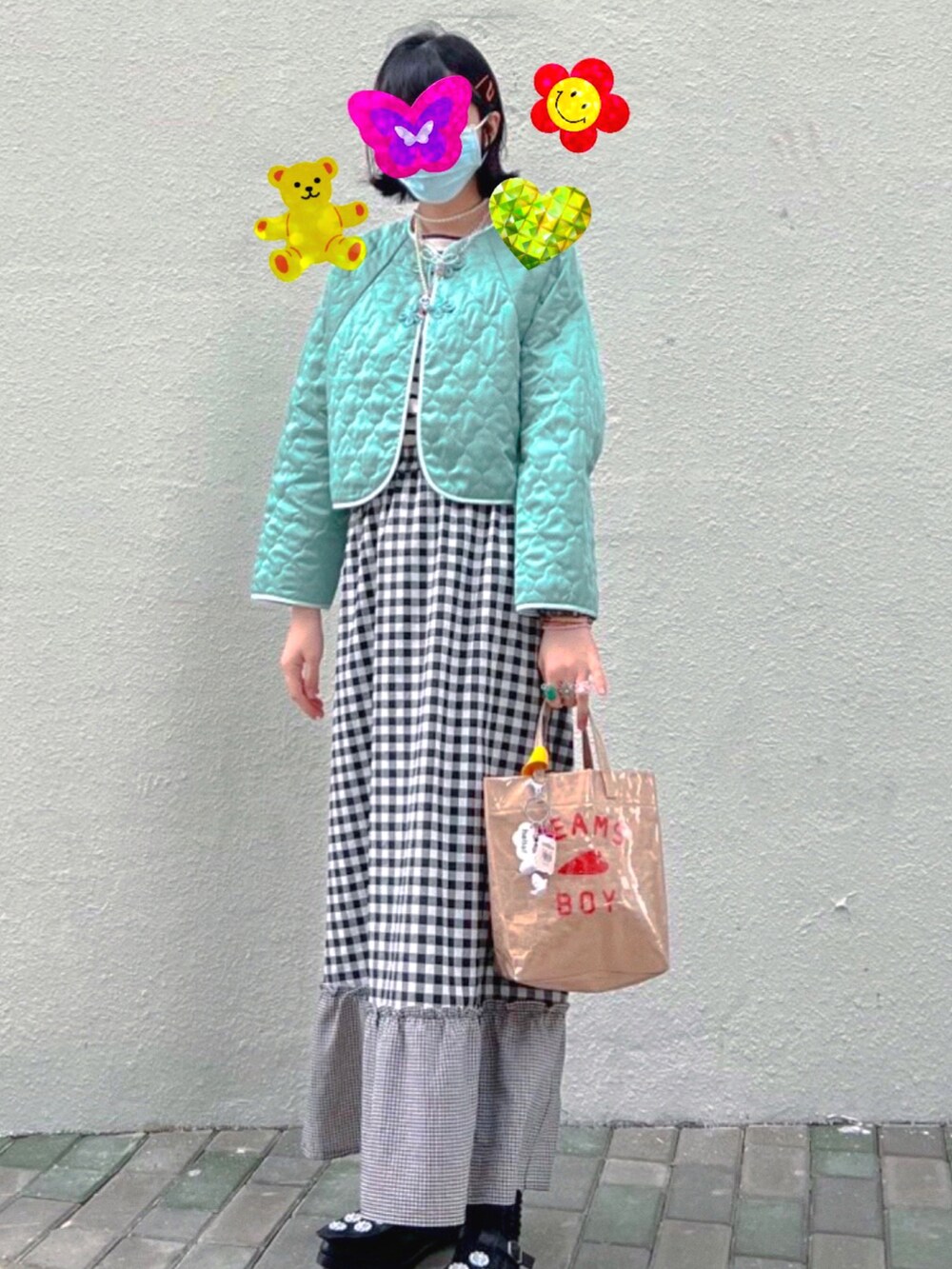 レッド系のブルゾン、ブラック系のスカートを着用したレディースの冬コーディネートの3枚目の写真