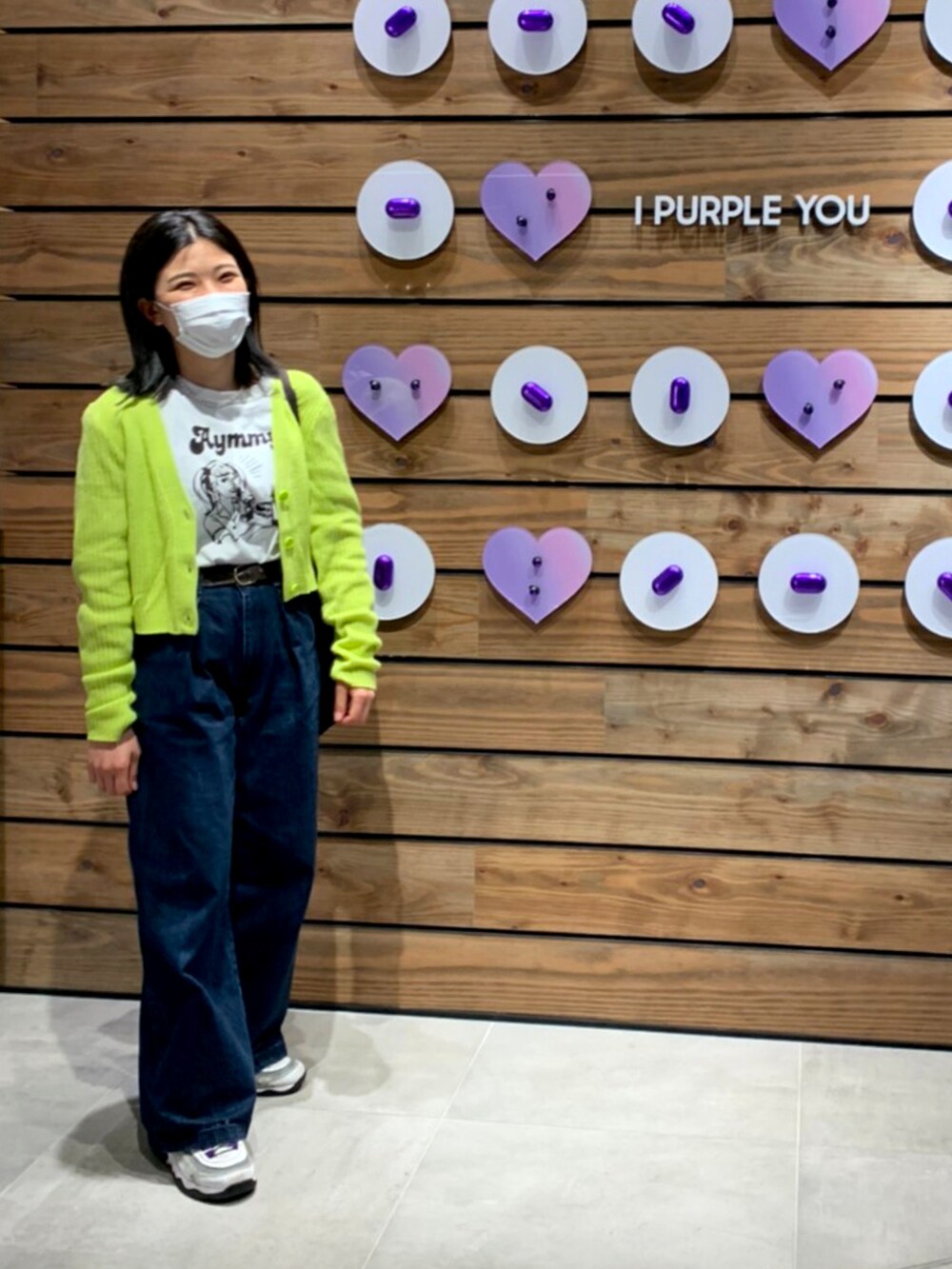 ブルー系のデニムパンツ、グリーン系のカーディガン/ボレロ、ホワイト系のTシャツ/カットソーを着用したレディースの冬コーディネートの2枚目の写真