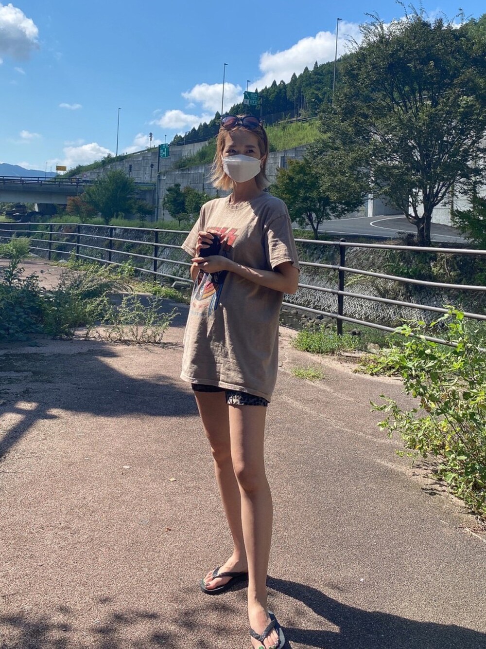 ベージュ系のTシャツ/カットソーを着用したレディースの秋コーディネートの2枚目の写真