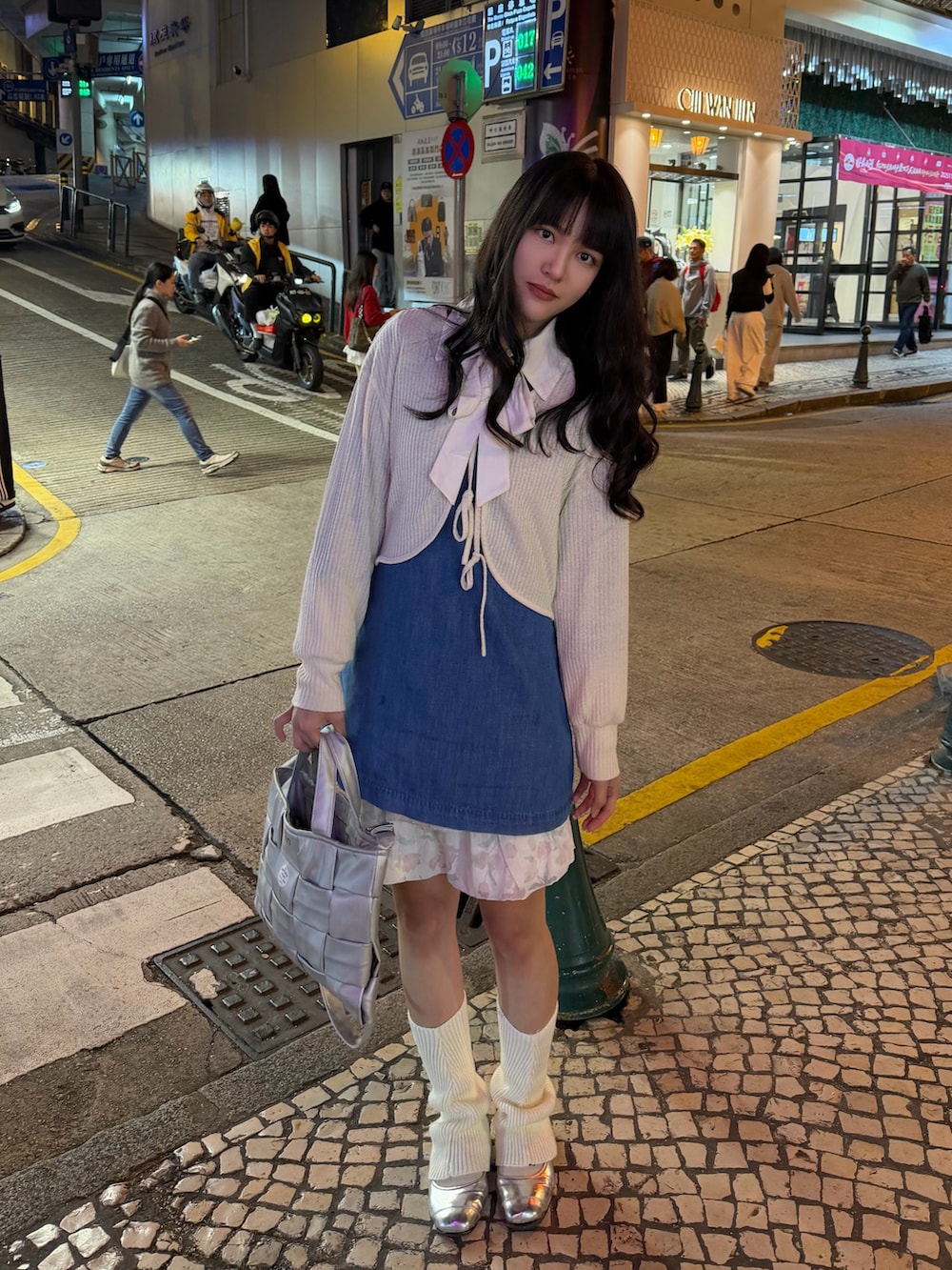 ブルー系のワンピース/ドレス、シルバー系のショルダーバッグを着用したレディースの冬コーディネートの2枚目の写真