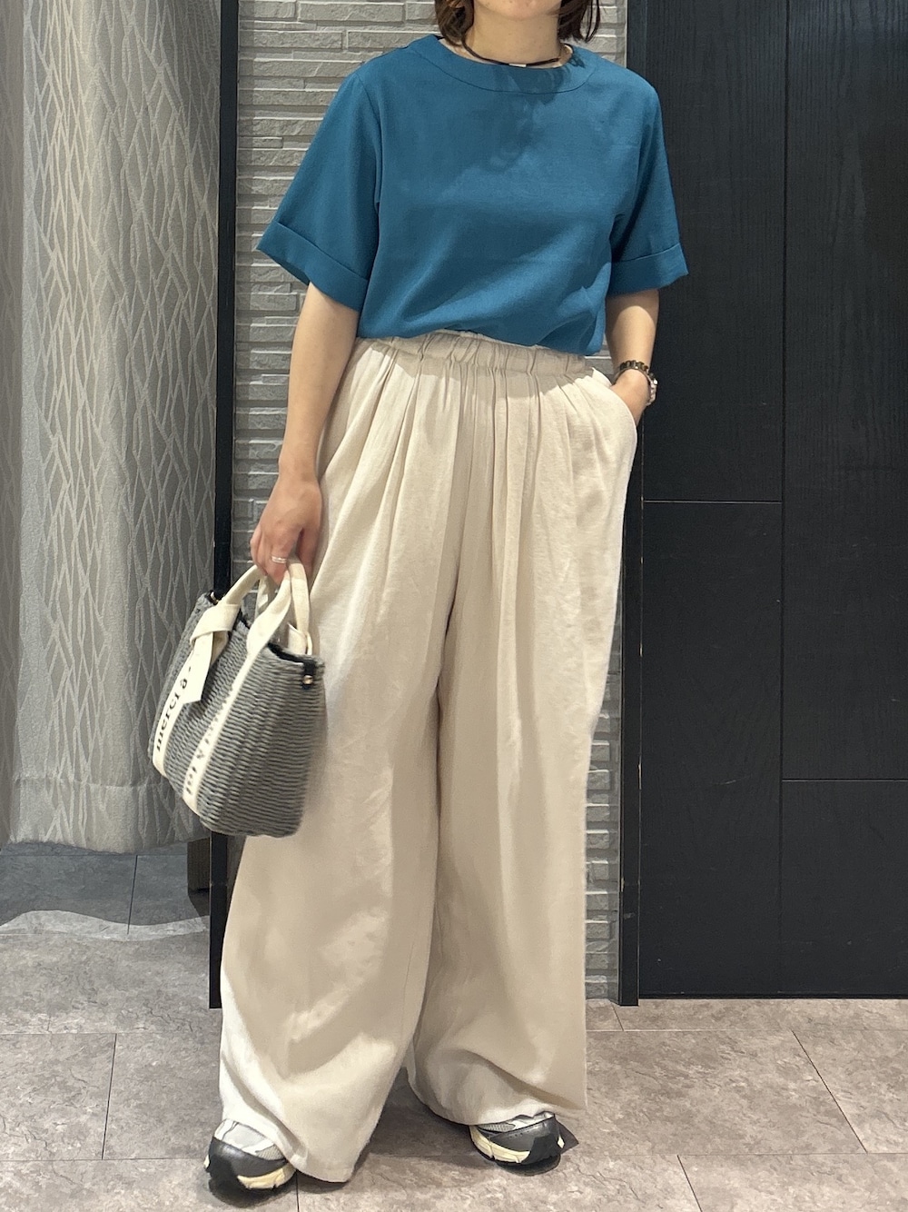 ブルー系のシャツ/ブラウス、ホワイト系のその他パンツ、グレー系のハンドバッグを着用したレディースの夏コーディネートの4枚目の写真