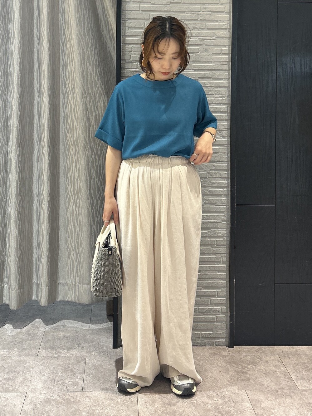 ブルー系のシャツ/ブラウス、ホワイト系のその他パンツ、グレー系のハンドバッグを着用したレディースの夏コーディネートの2枚目の写真